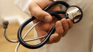 İngiltere’de Bir Doktor Rüşvet Girişimi Nedeniyle Meslekten Men Edildi