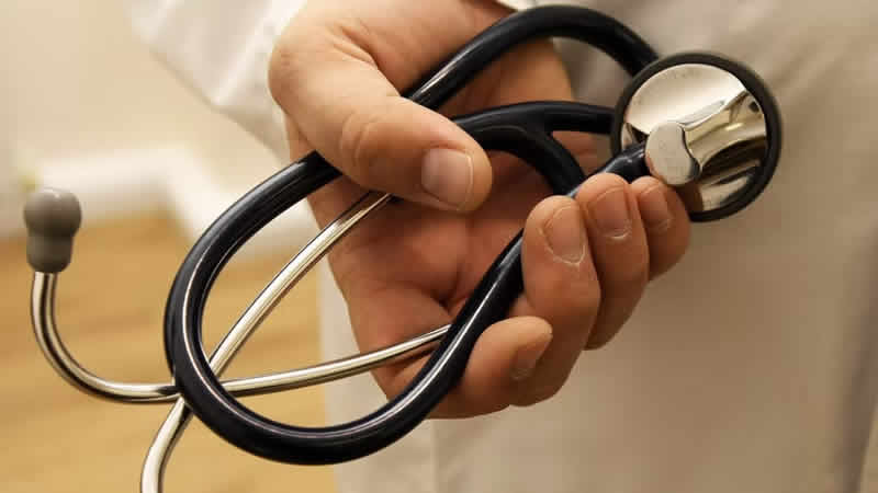 İngiltere’de Bir Doktor Rüşvet Girişimi Nedeniyle Meslekten Men Edildi