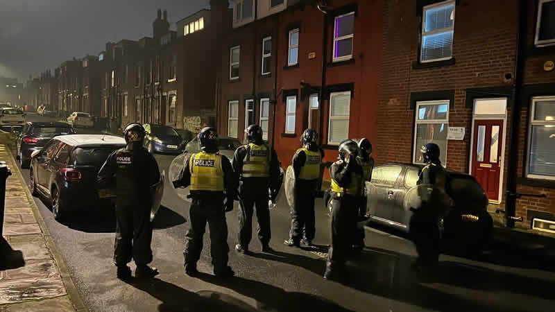 Batı Yorkshire’da havai fişekler nedeniyle 17 yaşındaki bir kişi hayatını kaybetti