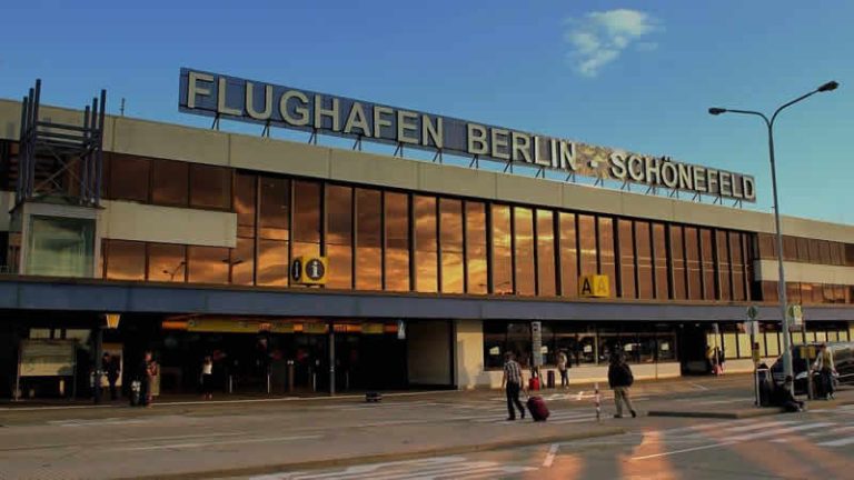 Berlin Havalimanında, çevrecilerin eylemi nedeniyle bir süre uçuşlar durdu