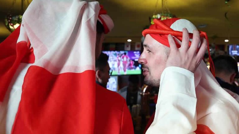 FIFA, Haçlı kostümleri giyen İngiliz taraftarlarının stada girişini yasakladı