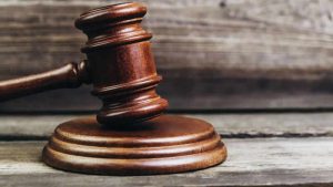 İç çamaşırlarıyla online duruşmaya katılan yargıç görevden uzaklaştırıldı