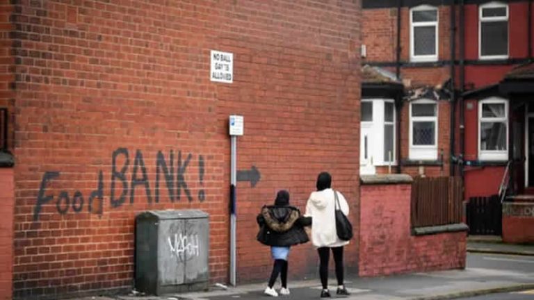 İngiltere ekonomisinin resesyonun eşiğinde olduğu bildirildi