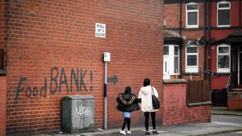 İngiltere ekonomisinin resesyonun eşiğinde olduğu bildirildi