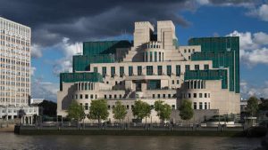 İngiltere, yabancı ülkelerde doğan istihbarat memuru alacak