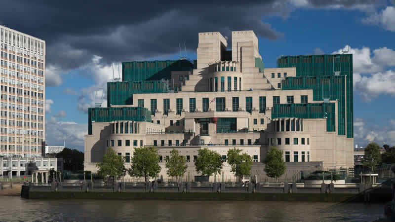 İngiltere, yabancı ülkelerde doğan istihbarat memuru alacak