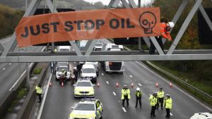 İngiltere’de çevre aktivistleri otoyolda trafik tabelalarına çıktı