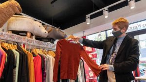 İngiltere’de fiyat artışı nedeniyle ikinci el alışverişi moda haline geldi