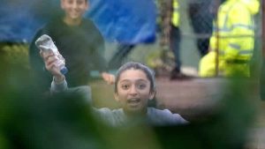 Manston göçmen merkezindeki kız çocuğu, şişenin içindeki mektupla yardım istedi