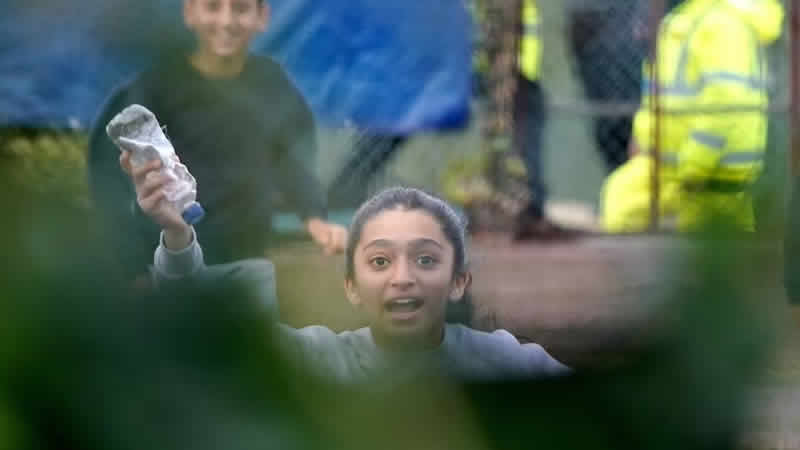 Manston göçmen merkezindeki kız çocuğu, şişenin içindeki mektupla yardım istedi