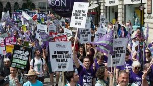 İngiltere’de hemşirelerin grev kararı hastaları vurdu