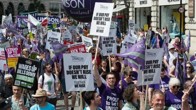 İngiltere’de hemşirelerin grev kararı hastaları vurdu