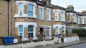 İngiltere’de konut fiyatlarının düşmesi bekleniyor