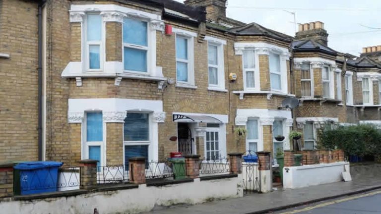 İngiltere’de küresel konut fiyatlarıyla paralel olarak sert düşüş yaşandı