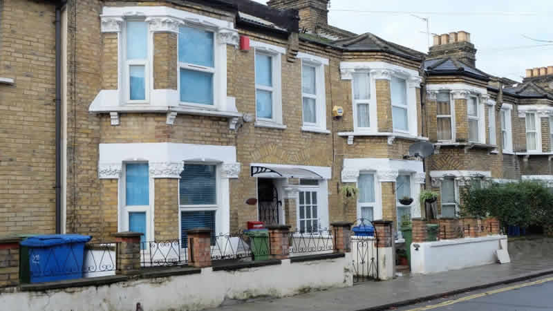 İngiltere’de küresel konut fiyatlarıyla paralel olarak sert düşüş yaşandı