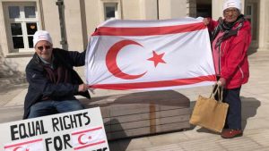 Londra’da Kıbrıslı Türklerin bayrak nöbeti devam ediyor