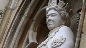 Kral Charles, Kraliçe Elizabeth’in heykelini York’ta görücüye çıkardı