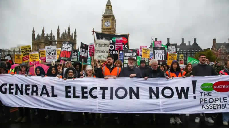 Londra’da binlerce kişi genel seçim talebiyle sokaklara indi