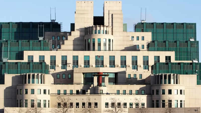 Londra’da istihbarat binası önündeki şüpheli paket panik yarattı