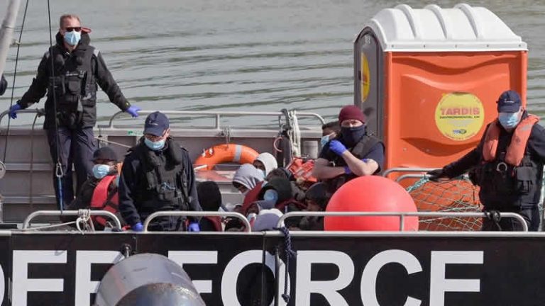 Reşit olmayan göçmenler İngiltere’de yetişkin olarak gözaltına alındı