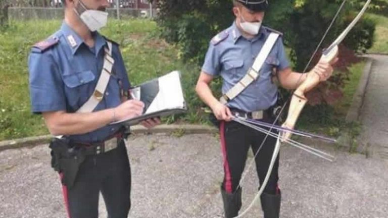 Sokakta gürültü yapan adamı okla öldürdü