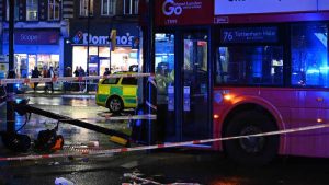 Stamford Hill’te otobüsün çarptığı iki kız çocuğu ciddi şekilde yaralandı