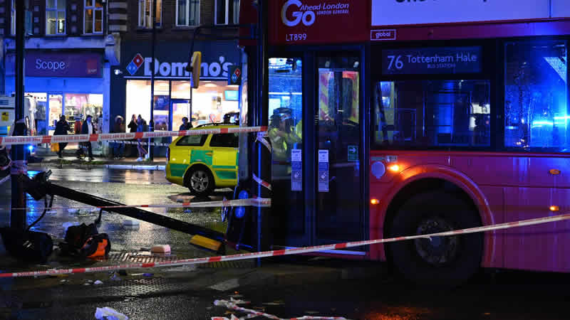 Stamford Hill’te otobüsün çarptığı iki kız çocuğu ciddi şekilde yaralandı