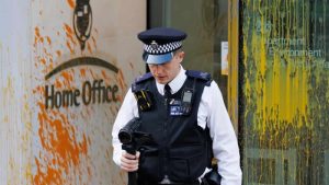 ‘Just Stop Oil’ bu kez İngiltere İçişleri Bakanlığı’nı boyadı