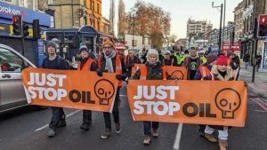 İklim aktivistlerinden Londra sokaklarında ‘yavaş yürüyüş’ eylemi