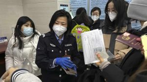 İngiltere, Çin’den gelenlerden negatif Covid testi isteyecek