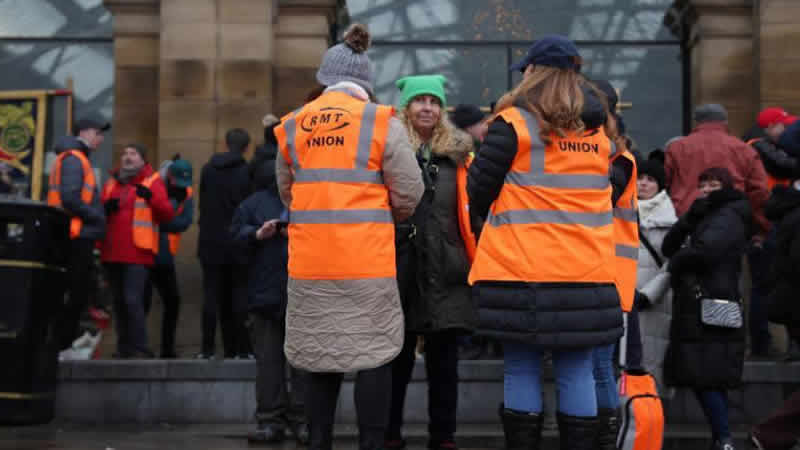 İngiltere’de 40 bin demir yolu çalışanının 2 günlük grevi sürüyor