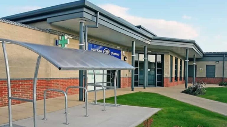 İngiltere’de bir aile hekimliği, Noel tebliği yerine “kansersiniz” mesajı gönderdi