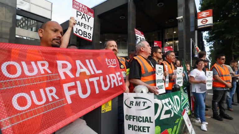 İngiltere’de demiryolu işçileriyle hükümet yine anlaşamadı
