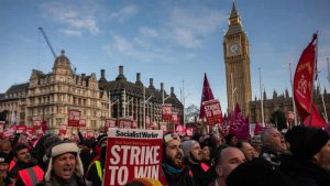 İngiltere’de grev dalgası hayatı durma noktasına getirdi