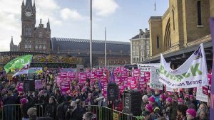 İngiltere’de greve giden binlerce üniversite çalışanı yürüyüş düzenledi