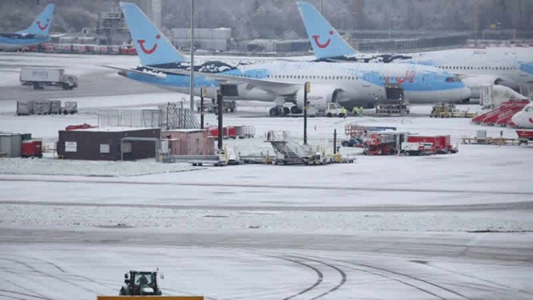 İngiltere’de havalimanlarında uçuş ertelemeleri ve gecikmeler devam ediyor