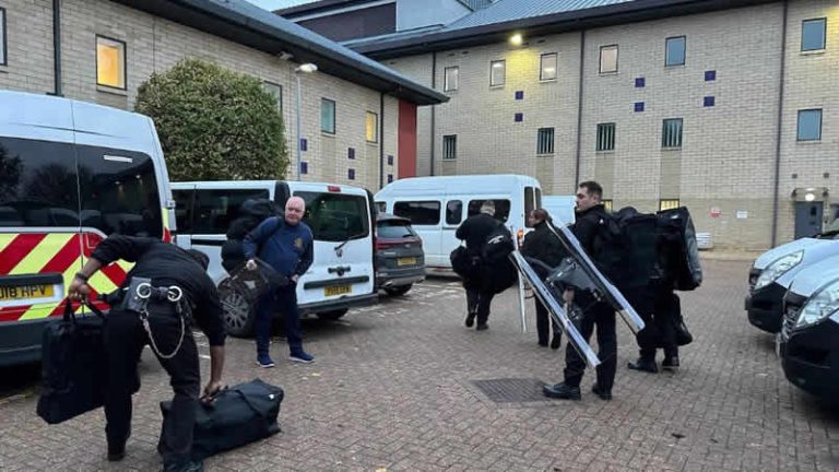 İngiltere’de, resmi yazışmalara göre sığınmacılar merkezlerde yasa dışı olarak alıkonuldu