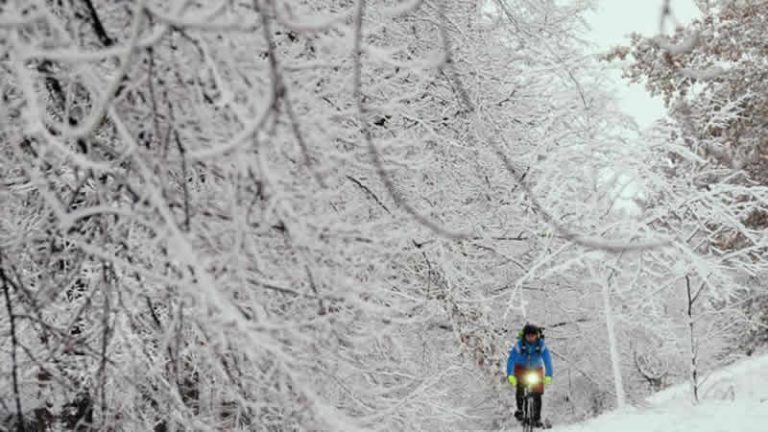 İngiltere’de yoğun kar yağışı hayatı felç etti