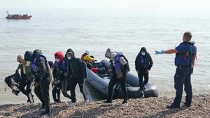 İngiltere’ye yasa dışı yollardan gelen 100’e yakın göçmen tutuklandı