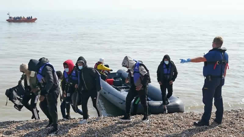 İngiltere’ye yasa dışı yollardan gelen 100’e yakın göçmen tutuklandı