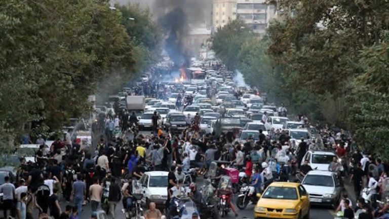 İran’daki İngiliz vatandaşlarına “ülkeyi terk edin” çağrısı