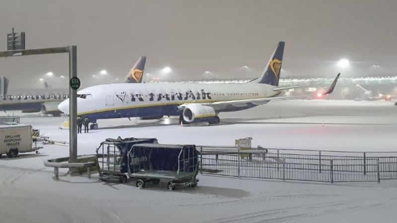 Kar nedeniyle Londra Stansted Havalimanı’ndan tüm uçuşlar ertelendi