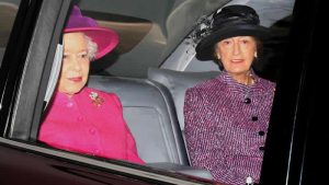 Kraliçe Elizabeth’in nedimesi ırkçı tavırları nedeniyle görevinden istifa etti