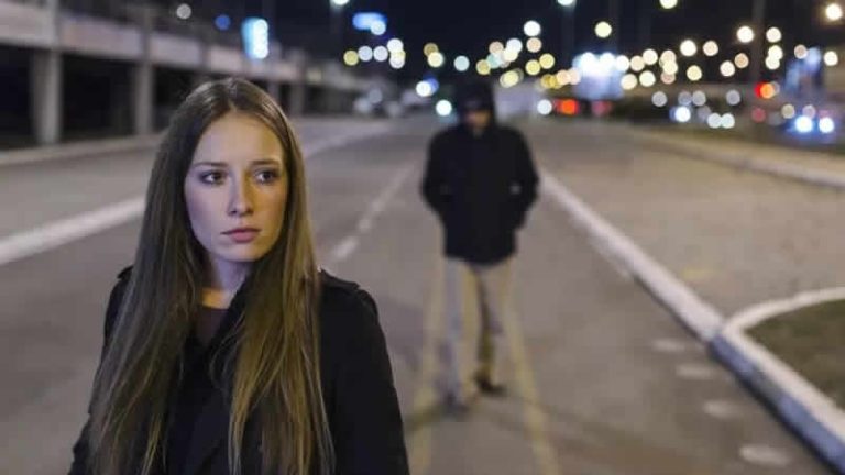 Londra polisinden bir ilk: Sokakta kadınlara laf atan erkeğe para cezası verildi