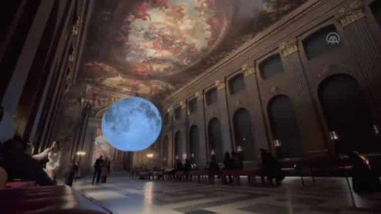Luke Jerram’ın “Museum of the Moon” isimli sanat eseri Londra’da sergileniyor