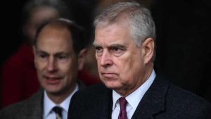 Prens Andrew’dan üşüyen kadına tavsiye: Ayağına gazeteyle yalıtım yap