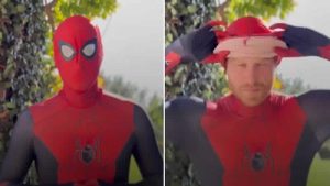 Prens Harry ölen İngiliz askerlerinin çocukları için ​​Örümcek Adam kılığına girdi