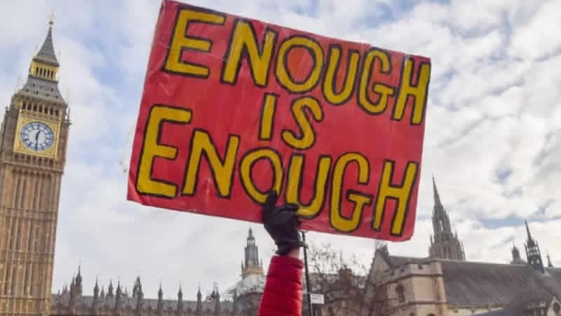 İngiltere’de sendikalar, hükümeti maaş konusunda pazarlık yapmayı reddetmekle suçluyor