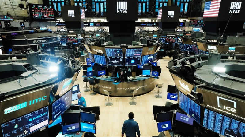 Yatırımcılar, İngiltere hisse senedi fonlarını rekor hızla terk ediyor