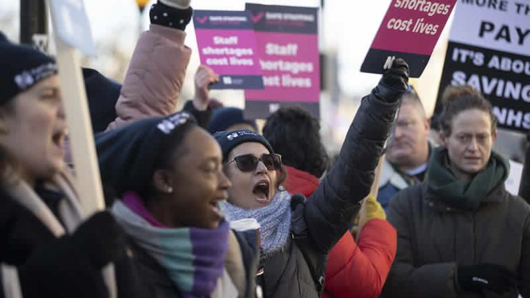 İngiltere’de on binlerce hemşireden tarihi grev